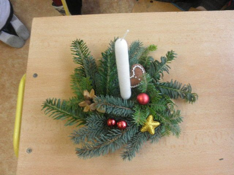 Výroba vánočních svícnů ve školní družině