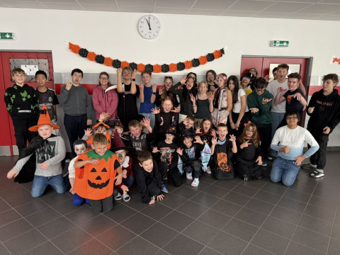 Halloween ve škole – žáci ze 7.D připravili strašidelný den pro druháčky