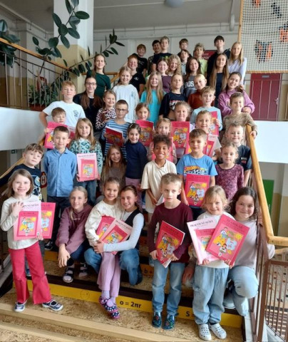 Šesťáci předali prvňáčkům Slabikář