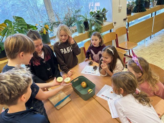 Vánoční tvoření , které spojuje 1.B + 6.B