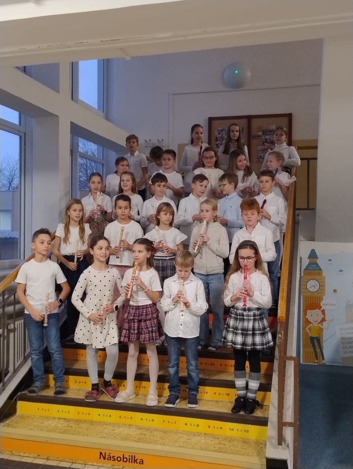 Adventní čas - hrajeme na flétny   4. B
