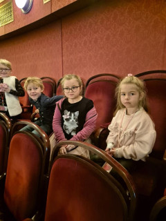 1. A - Pohádky ovčí babičky ve Východočeském divadle