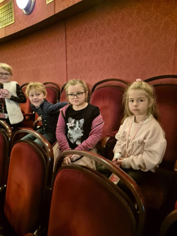 1. A - Pohádky ovčí babičky ve Východočeském divadle